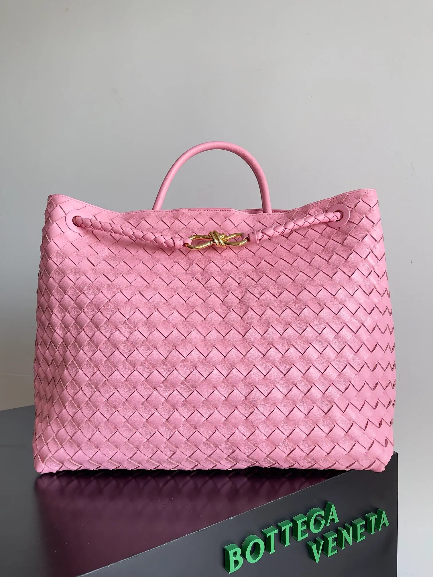 Batch 3760 Recently, the same style of bag that celebrities love is both high-end and practical. Michelle Yeoh, Kim Namjoon, Jing Boran, Tong Liya, Sun Qian, Wu Qianyu, Du Juan, Ma Yili and Bai Baihe are all carrying Bottega Veneta summer series Andiamo handbags. Andiamo has a simple structure and rounded lines. The whole piece is made of Nappa leather. It is comfortable, soft and dynamic. It adds interest to daily life and can be easily matched with various styles. Andiamo handbags are available in three sizes: small, medium and large. There are many colors to choose from, which can meet different needs. You can really carry it whether it is daily or attending events. Style number: 743575 Size: 45*22*34 including handle height 44cm